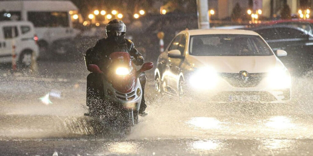 Zorlu Hava Koşulları Motokuryeleri Tehdit Ediyor: Çalışma Koşulları Gündemde