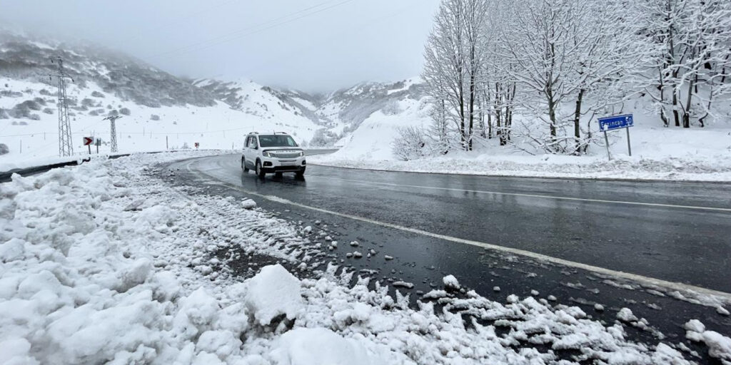 Kar Yağışı Tunceli’yi Beyaza Bürüdü: 303 Köy Yolu Ulaşıma Açıldı!