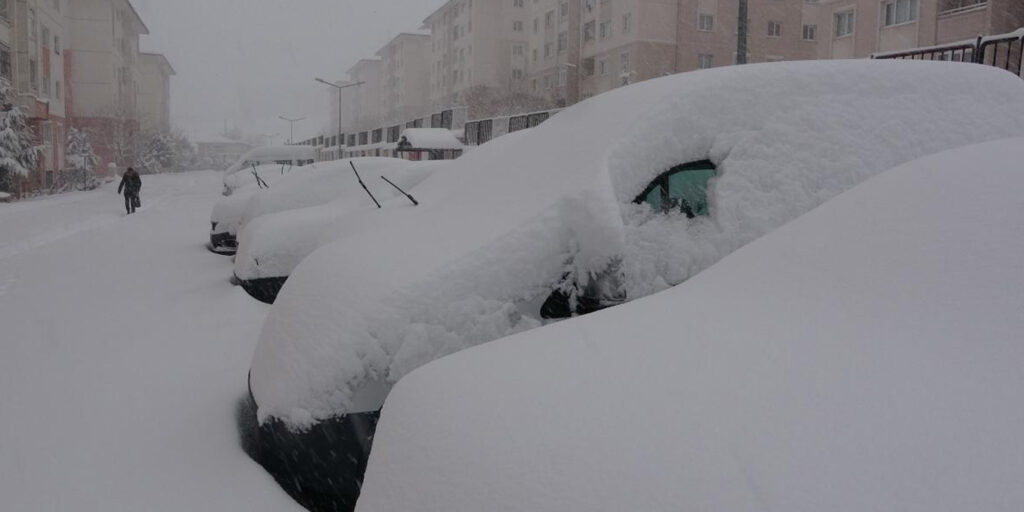 Van’da Yoğun Kar Yağışı: 138 Yerleşim Yerinin Yolu Ulaşıma Kapandı