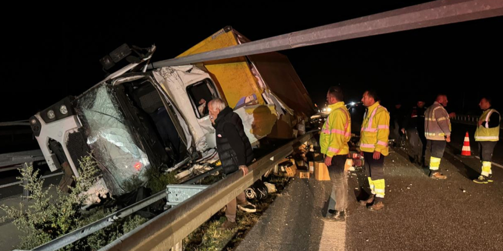 Manisa'da Kargo Kamyonu Devrildi: 1 Ölü, 1 Yaralı Var